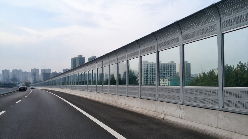 高速公路聲屏障如何兼顧降噪與通風？工程設計要點