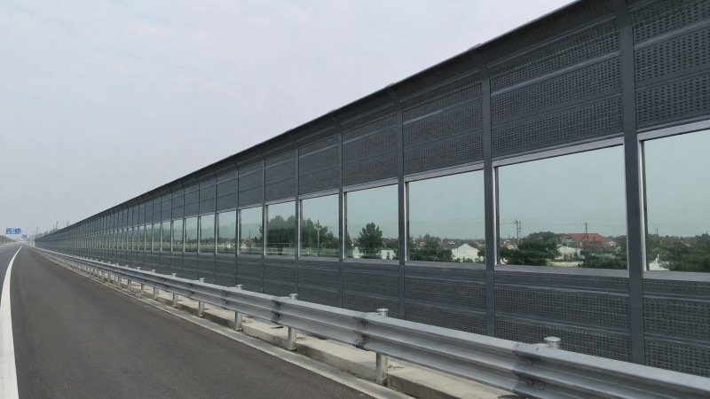 公路聲屏障立柱間距怎么確定？荷載、板材與施工協調要點