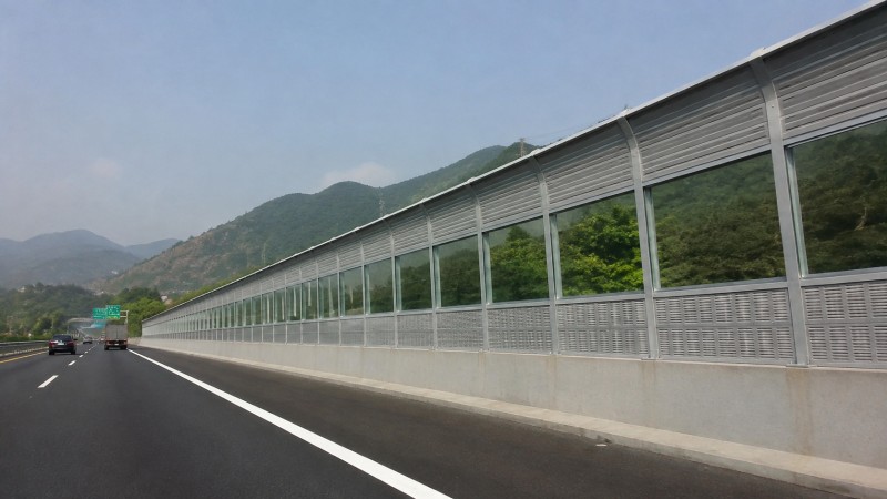 山區高速公路聲屏障怎么設計？地形風、排水與基礎施工要點